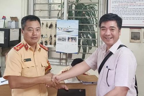 CSGT nhặt được 50 triệu tìm trả người bị mất