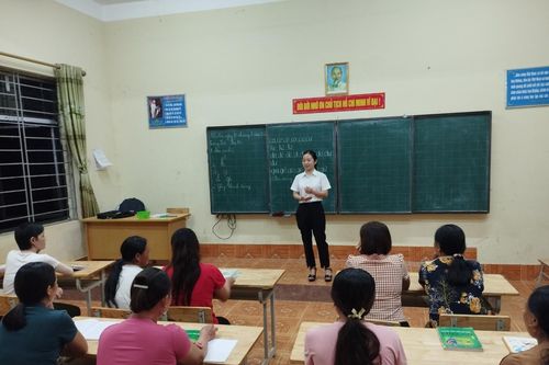 Hỗ trợ người dân vùng đồng bào dân tộc thiểu số tham gia lớp học xóa mù chữ