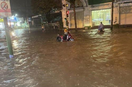 Mưa lớn kéo dài, nhiều tuyến đường tại TP Hồ Chí Minh, Bình Dương ngập nước