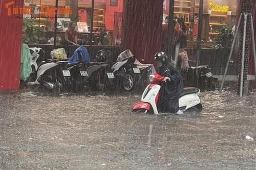 Đà Nẵng: Mưa trắng trời, nhiều đoạn đường ngập sâu, học sinh nghỉ học