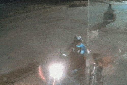 Đạo chích phóng xe máy trộm xe đạp trên vỉa hè trong chớp mắt
