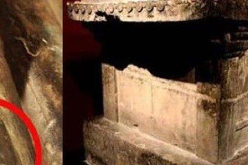 Khai quật mộ cổ, 'ớn lạnh' khi thấy 4 chữ này trên nắp quan tài
