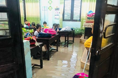 Mưa trắng trời, người dân Huế hối hả chạy lũ