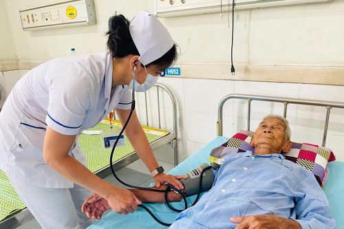 Cắt bỏ khối u 'khủng' ở mông cho cụ ông 97 tuổi