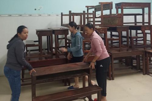 Nước lũ dâng cao, thầy cô ở Đà Nẵng hối hả dọn dẹp đồ dạy học