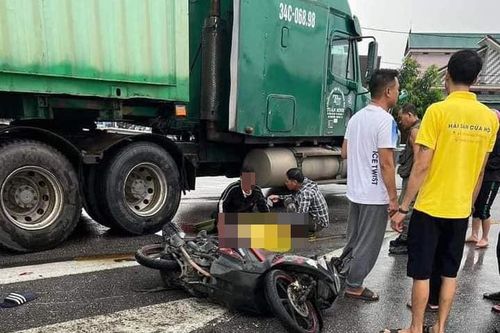 Ông ngồi thất thần bên thi thể cháu sau tai nạn thương tâm