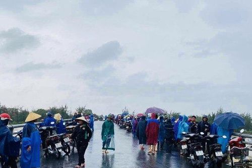 Tìm kiếm nam sinh 13 tuổi mất tích trong mưa lũ