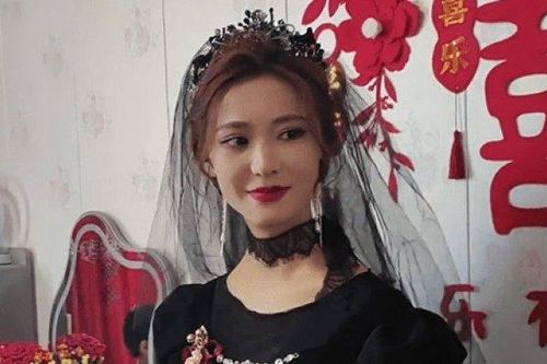 Cô dâu Trung Quốc gây sốt khi diện váy cưới màu đen