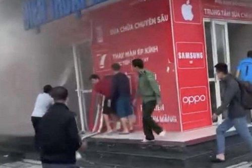 Cháy cửa hàng sửa điện thoại ở chung cư, dân vội vàng ôm con tháo chạy