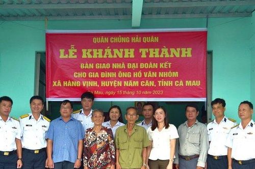 Vùng 5 Hải quân bàn giao nhà đại đoàn kết cho hộ nghèo tại tỉnh Cà Mau