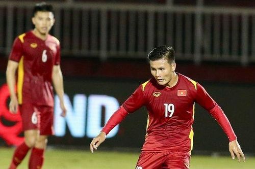 Quang Hải lỡ dịp so giày với Son Heung Min