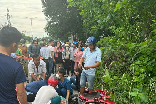 Tông hàng loạt phụ huynh ở cổng trường, 1 người chết