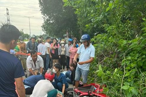 Ô tô lao vào nhóm phụ huynh chờ đón con, 1 người tử vong, nhiều người bị thương