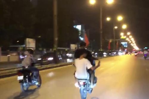 Xử lý 2 thanh niên đi xe 'gian', 'bốc đầu' làm xiếc trên phố