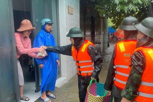 Hỗ trợ hơn 250 suất ăn cho người dân bị ngập lụt