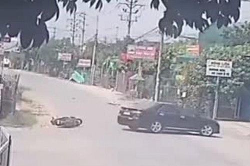 Clip: Gặp ô tô vừa ló đầu vào ngã tư, tài xế xe máy tự ngã nằm gục