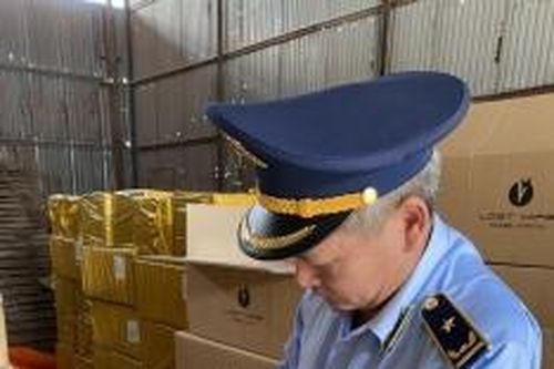 Bản tin Chống buôn lậu 15/10: Bắt giữ 6 tấn pháo; đột kích kho thuốc lá điện tử 'khủng'