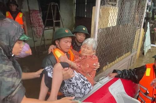 Đà Nẵng: Các lực lượng chung tay hỗ trợ người dân vùng rốn lũ