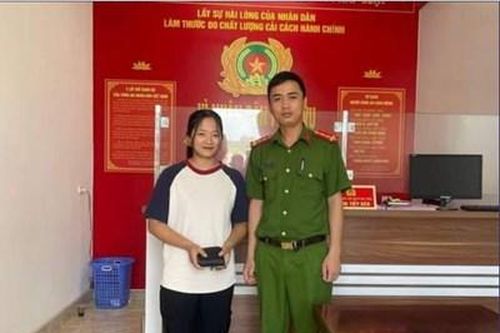 Hai em học sinh nhặt được của rơi trả lại người đánh mất