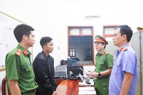 Phê chuẩn khởi tố nhóm đối tượng buôn bán và tàng trữ hàng cấm