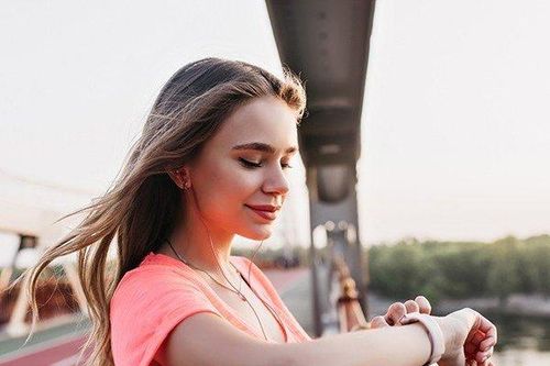 Gợi ý 4 đồng hồ thông minh thiết kế đẹp, cực sang tặng chị em