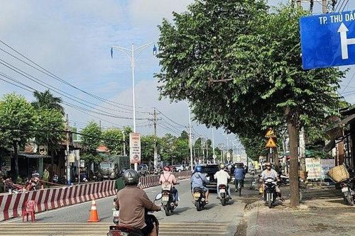 Lao xe máy vào cột đèn, 3 thanh niên tử vong