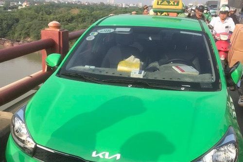 Nghi vấn vụ tài xế taxi nhảy cầu Thanh Trì tự tử