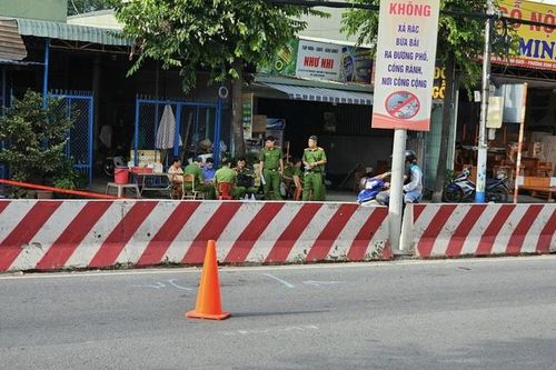 Xe máy tông vào dải phân cách, 3 người tử vong