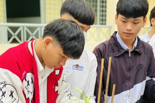 Ấn tượng cuộc thi cắm hoa 'Duyên dáng Việt Nam' của các nam sinh phố huyện
