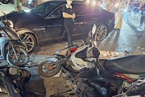 Ô tô tông nhiều xe máy đang dừng đèn đỏ ở TP.HCM