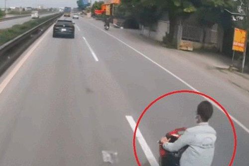 Bức xúc nam thanh niên lái xe máy uốn éo trước đầu ô tô