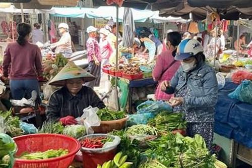 Đà Nẵng: Rau xanh tăng giá sau mưa lũ