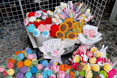 Thị trường quà tặng 20/10: Hoa len, hoa bóng bay hút khách