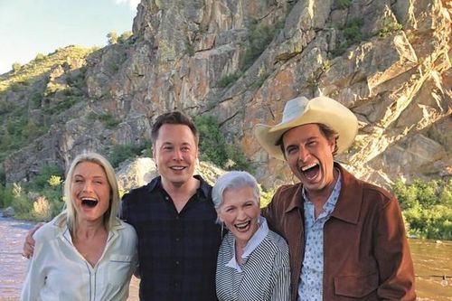 Mẹ Elon Musk đã nuôi dạy thế nào để cả 3 con lớn lên đều trở thành tỷ phú?