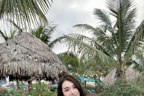 Nhan sắc 'đại minh tinh' của vợ sao trẻ CLB Công an Hà Nội