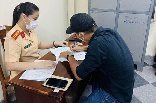 Xử phạt người đàn ông vi phạm giao thông từ phản ánh trên mạng xã hội