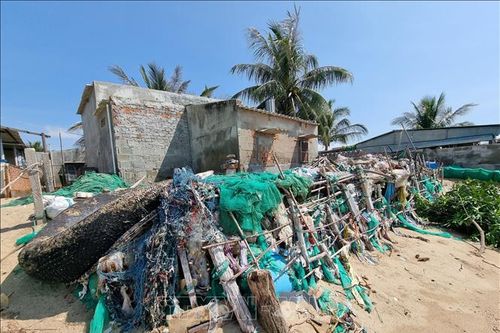 Ninh Thuận: Người dân lo lắng vì sóng biển xâm thực sâu vào đất liền