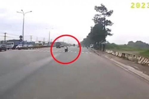 Clip: Ôm cua như tay đua, xe máy chở 2 người bị xe container chèn qua và cái kết may mắn