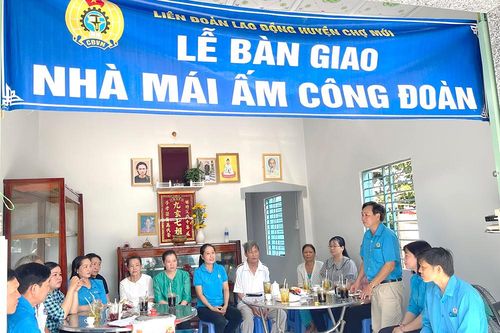 Bàn giao 'Mái ấm công đoàn' cho đoàn viên ở xã Long Giang