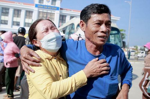 Vợ òa khóc giây phút gặp chồng trong đoàn ngư dân trở về từ biển