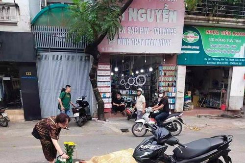 Nam shipper tử vong tại chỗ sau va chạm với xe tải