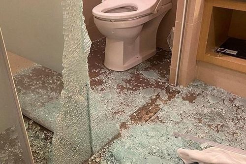 Cảnh báo kính cường lực nhà tắm đột nhiên vỡ vụn