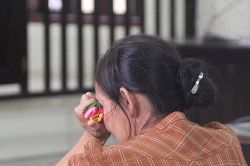 Nỗi đau người mẹ trong phiên tòa xét xử con trai phạm tội Giết người