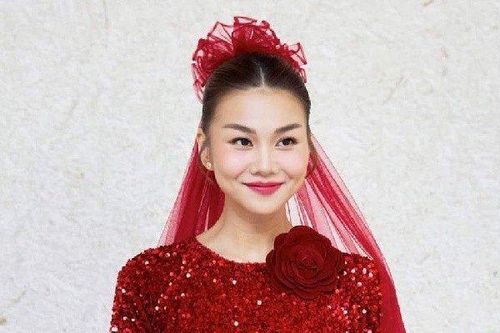 Thanh Hằng nền nã với áo dài đỏ trong ngày cưới, lấy cảm hứng từ chiếc áo của mẹ