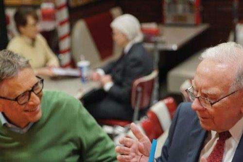 Ăn nhiều đồ ăn nhanh, uống 5 lon nước ngọt mỗi ngày, Warren Buffet vẫn sống thọ tới 92 tuổi