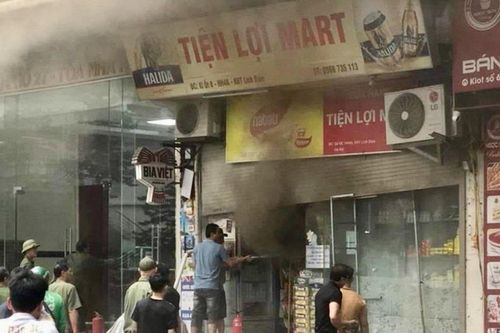 Hà Nội: Cháy cửa hàng tiện lợi ở chung cư Linh Đàm, nghi do chập điện