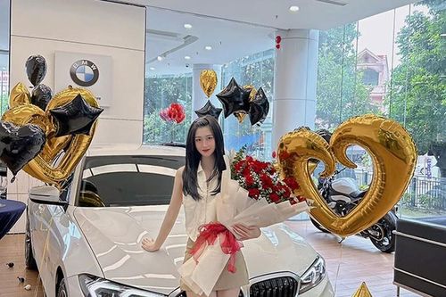 Cựu tiền vệ tuyển Việt Nam tặng vợ hot girl quà siêu to khủng lồ