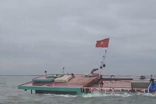 Hải Phòng: Cứu sống hai người trên tàu bị đắm tại cửa sông Văn Úc