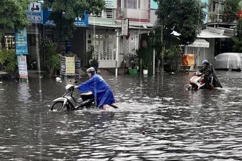 TP.HCM: Mưa lớn kéo dài, nhiều tuyến đường chìm trong biển nước
