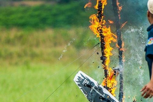 Hàng trăm 'chiến đấu cơ' nhào lộn, bay qua vòng lửa